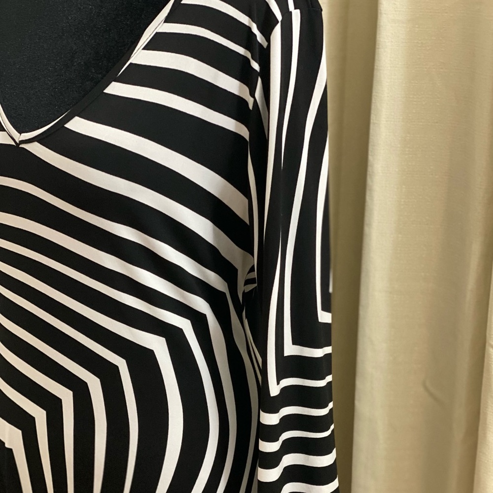 Fashion to Figure Black and White Geometric V‑Neck Midi Dress - Picture 3 of 7